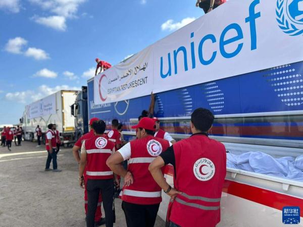 埃及援助人员在拉法口岸附近准备救援卡车