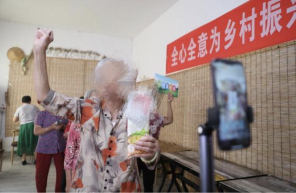 老年人直播间爆火，粉丝竟都是年轻人？