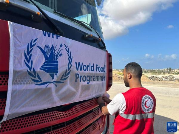 埃及援助人员在拉法口岸附近准备救援卡车