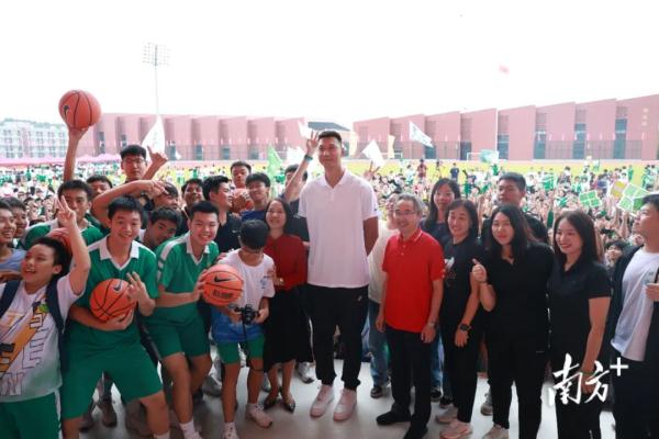 易建联现身广州一中学，谈及未来的计划……