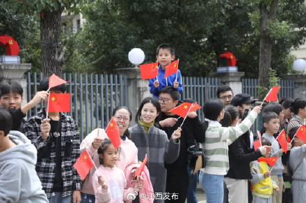“英雄航天员”邓清明回来了! “英雄航天员”邓清明回来了!