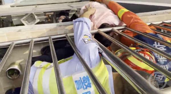 生死15分钟!小女孩被卡阳台栏杆,小伙双手托举…… 生死15分钟!小女孩被卡阳台栏杆,小伙双手托举……