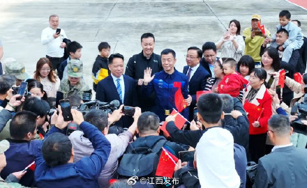 “英雄航天员”邓清明回来了! “英雄航天员”邓清明回来了!