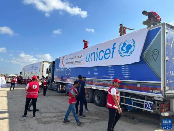 埃及援助人员在拉法口岸附近准备救援卡车