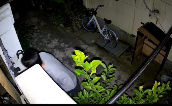 最担心的事发生了！上海独居女生后怕：不敢回家睡觉！陌生男子曾徘徊门口，差一点就…