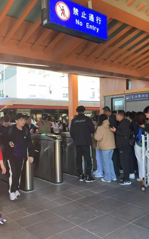 香山红叶季首个高峰,我们替你去看了看 香山红叶季首个高峰,我们替你去看了看