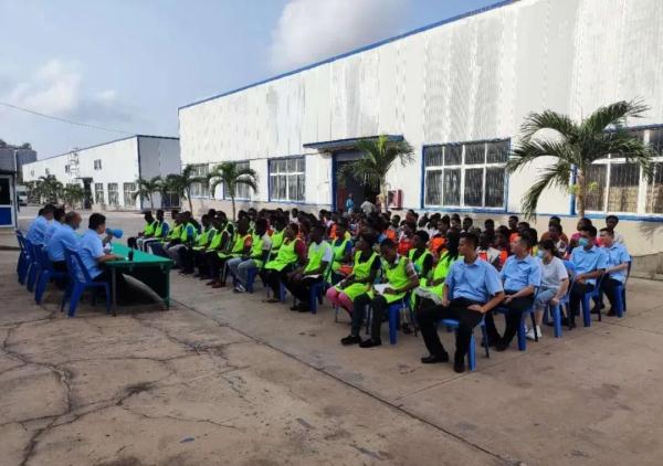 “80后”非洲开会,土味英语,火了! “80后”非洲开会,土味英语,火了!