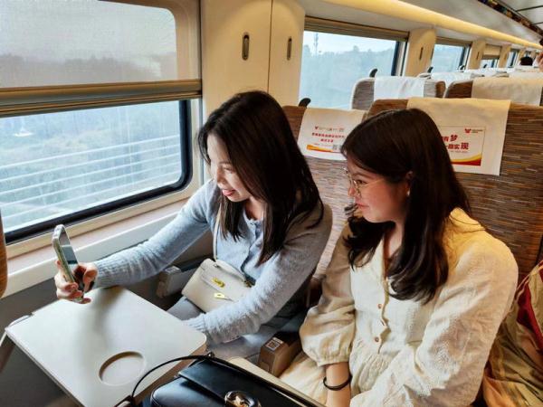 来凤站首趟直通武汉高铁列车正式开行