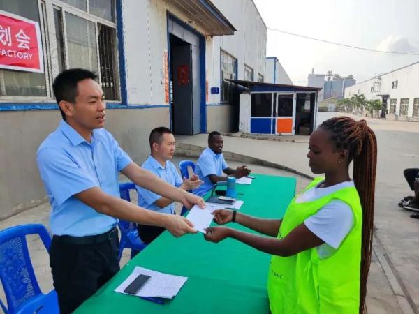 “80后”非洲开会,土味英语,火了! “80后”非洲开会,土味英语,火了!