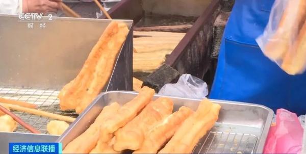 俄罗斯人组团来中国吃早饭！这里早市火了！早晨七点热闹非凡