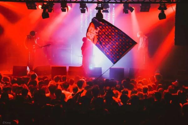 Livehouse一小时票价超音乐节一天，乐队却说“演不起”，钱被谁赚了？