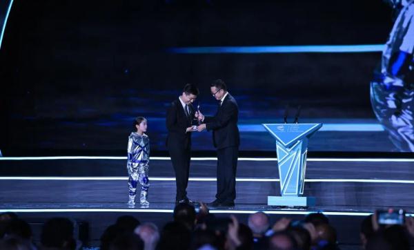 白天做金融晚上写科幻,90后中国作家海漄获雨果奖! 白天做金融晚上写科幻,90后中国作家海漄获雨果奖!