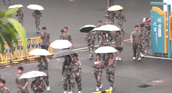 离谱！有学生交万元学费入读职校 课堂竟无老师上课