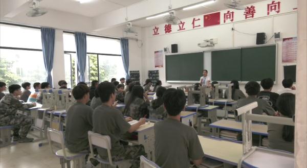 离谱！有学生交万元学费入读职校 课堂竟无老师上课