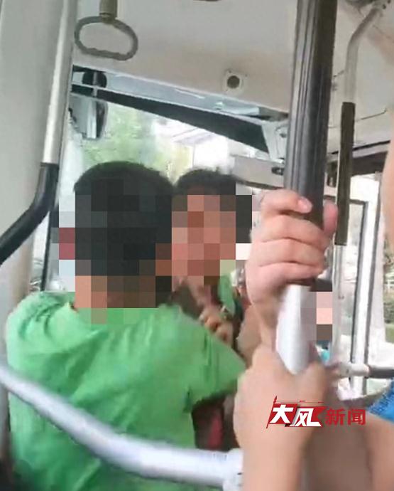 10岁男孩车上遭连续掌掴！起因竟是…