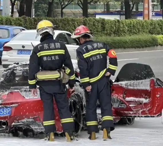 佛山一法拉利在路上起火