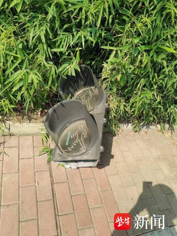 路口强行左拐 直行小车被“撞飞”到路边