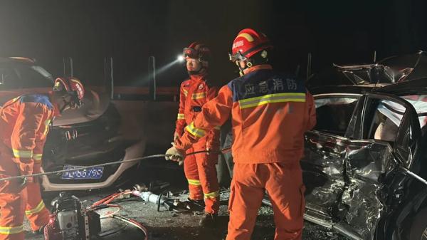 惊险!深夜郑栾高速禹州段突发三车追尾事故 惊险!深夜郑栾高速禹州段突发三车追尾事故