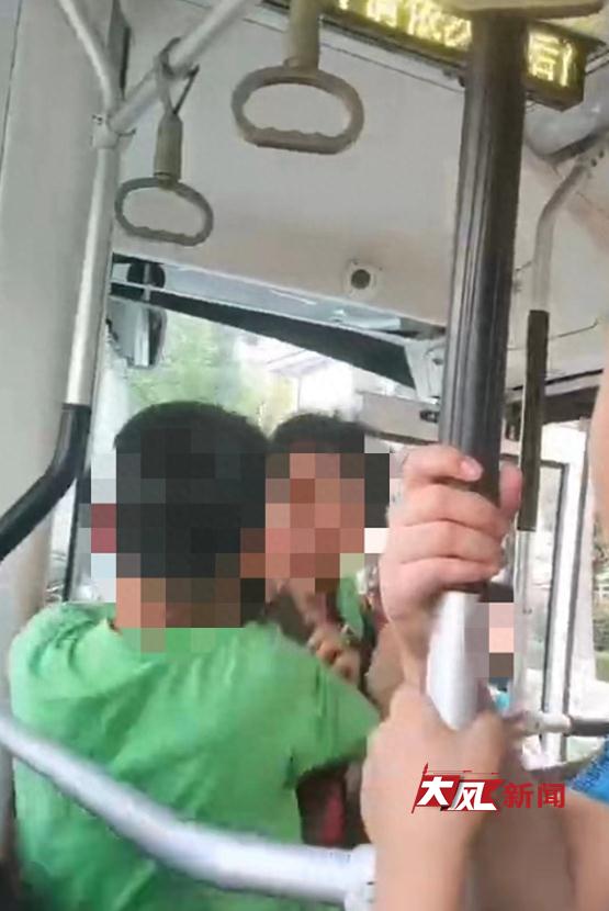 10岁男孩在公交车上遭6旬女子连续掌掴!打人者被拘9日 10岁男孩在公交车上遭6旬女子连续掌掴!打人者被拘9日