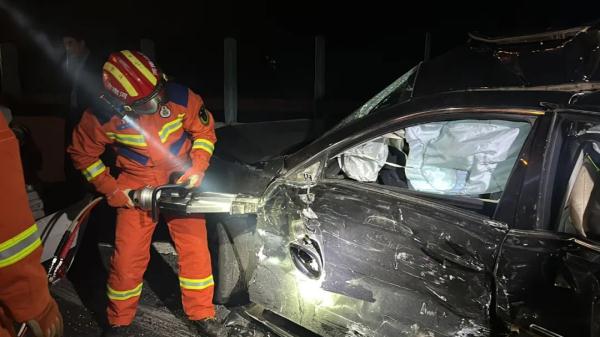 惊险!深夜郑栾高速禹州段突发三车追尾事故 惊险!深夜郑栾高速禹州段突发三车追尾事故