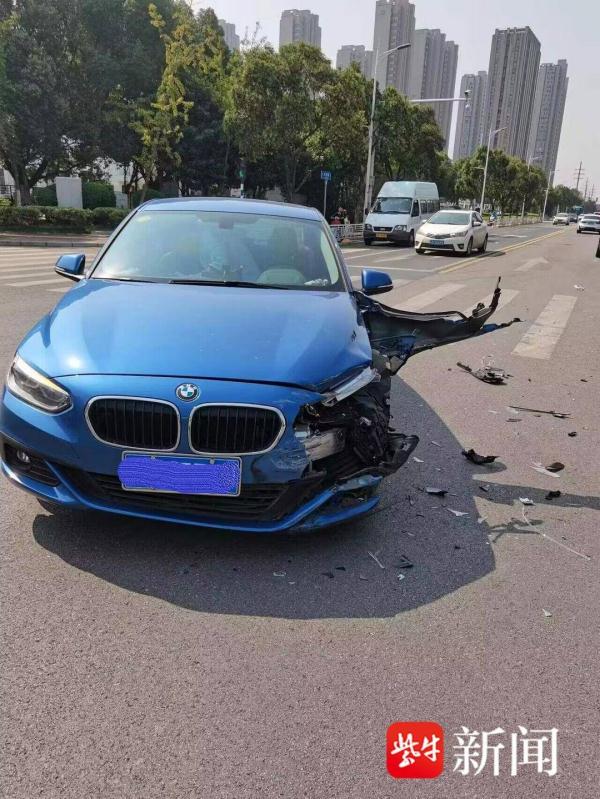 路口强行左拐 直行小车被“撞飞”到路边