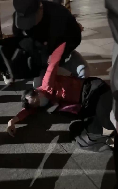 男扮女装潜入女宿舍？校方：警方介入！