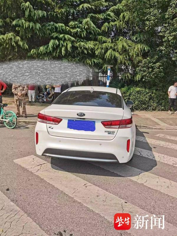 路口强行左拐 直行小车被“撞飞”到路边