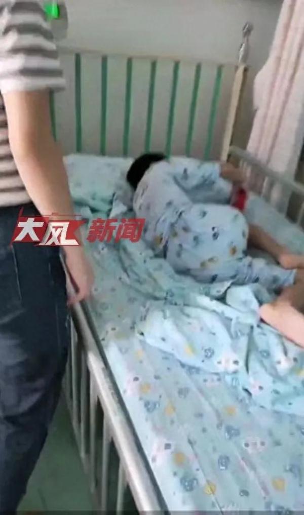 奶奶拾废品捡回未开封饮料,兄妹俩喝后送医抢救,4岁妹妹食道和胃都被烧坏 奶奶拾废品捡回未开封饮料,兄妹俩喝后送医抢救,4岁妹妹食道和胃都被烧坏