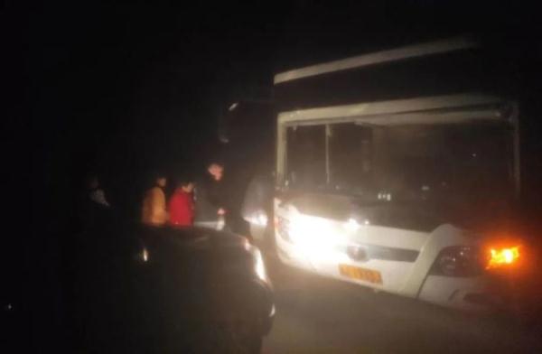 客车爆胎乘客滞留 民警巡逻暖心帮助 客车爆胎乘客滞留 民警巡逻暖心帮助