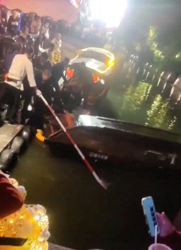 知名景区游船翻船致游客落水，工作人员回应