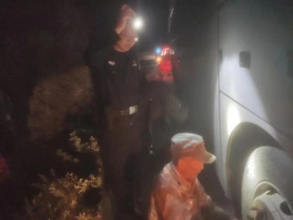 客车爆胎乘客滞留 民警巡逻暖心帮助 客车爆胎乘客滞留 民警巡逻暖心帮助