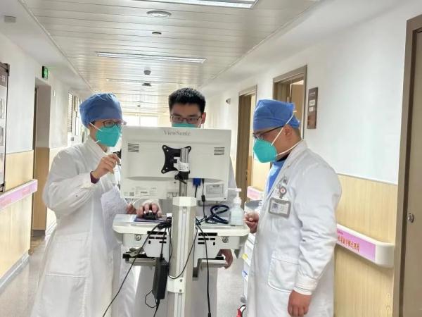 体温超39℃，一家3口全部确诊！肺部有大片炎症