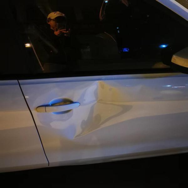 醉酒男子路边“耍酒疯” 清醒之后悔不当初