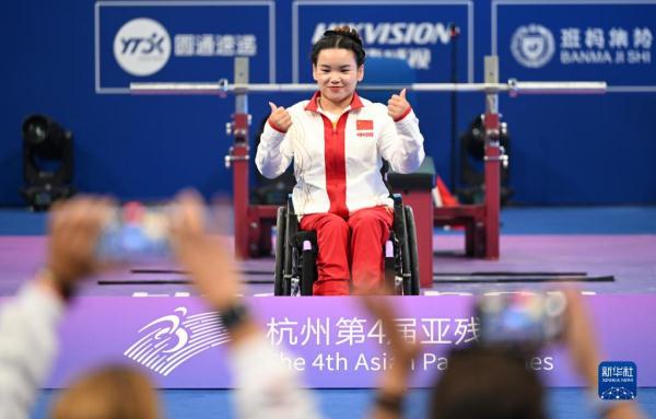 举重——女子41公斤级:郭玲玲夺冠 举重——女子41公斤级:郭玲玲夺冠