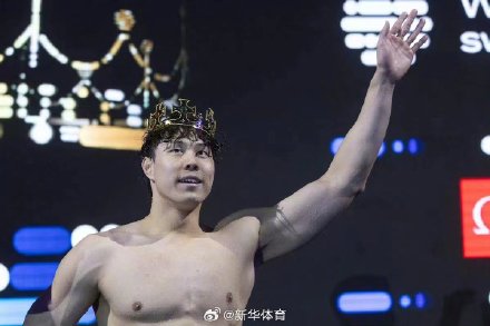 荣膺游泳世界杯年度总冠军 覃海洋称“王冠只是个象征”