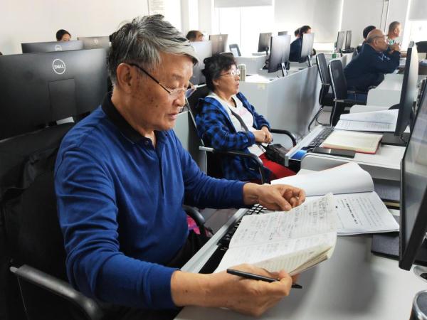“银发族”在老年大学拥抱科技生活