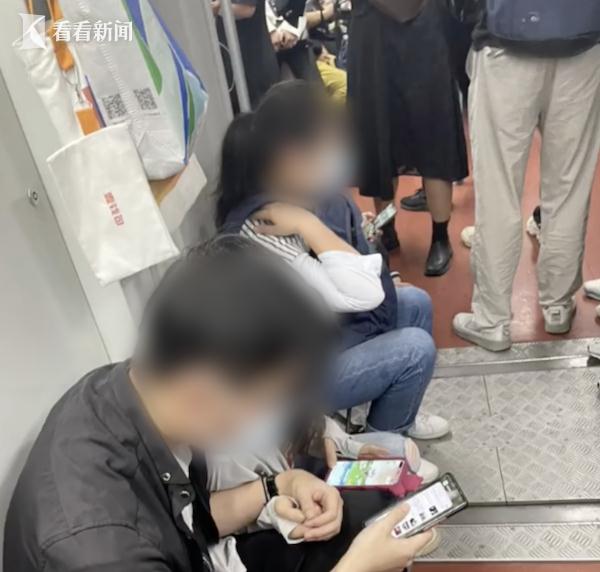上海地铁早高峰"板凳族"再现！官方：已贴告示并劝阻
