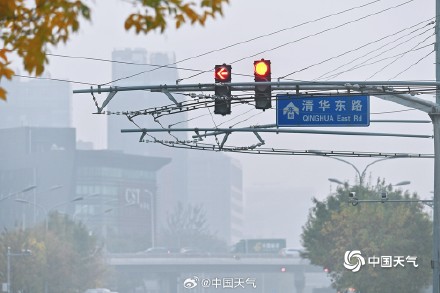 今日霜降北京天空朦胧 局地能见度不足500米