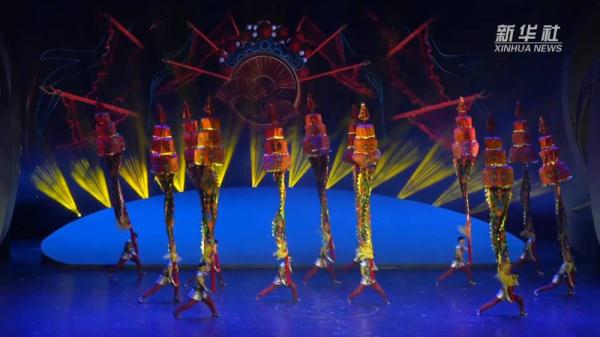 国风满满 中国传统杂技玩出新“花活”