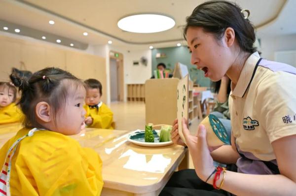 “送不起”“挤不进”“招不满”……“带娃”难题仍待破解 “送不起”“挤不进”“招不满”……“带娃”难题仍待破解