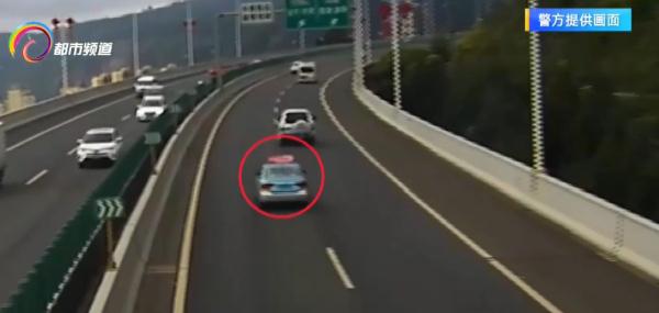 危险!男子高速公路上抢夺方向盘,原来是... 危险!男子高速公路上抢夺方向盘,原来是...