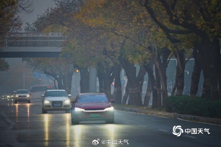 今日霜降北京天空朦胧 局地能见度不足500米