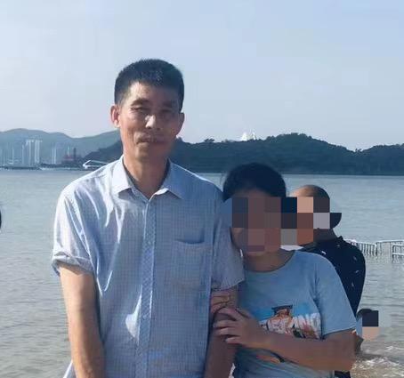 孩子溺亡16年后父亲跳河救人去世，亲属回到救人大桥旁缅怀