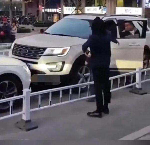 男子驾车碾压保安？太原警方通报：刑拘