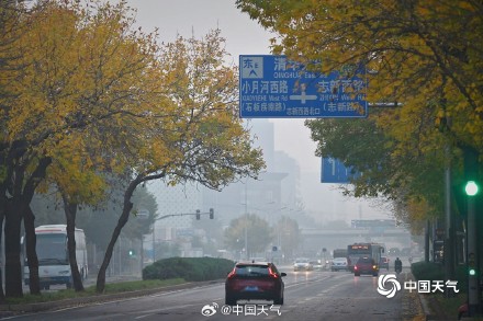 今日霜降北京天空朦胧 局地能见度不足500米