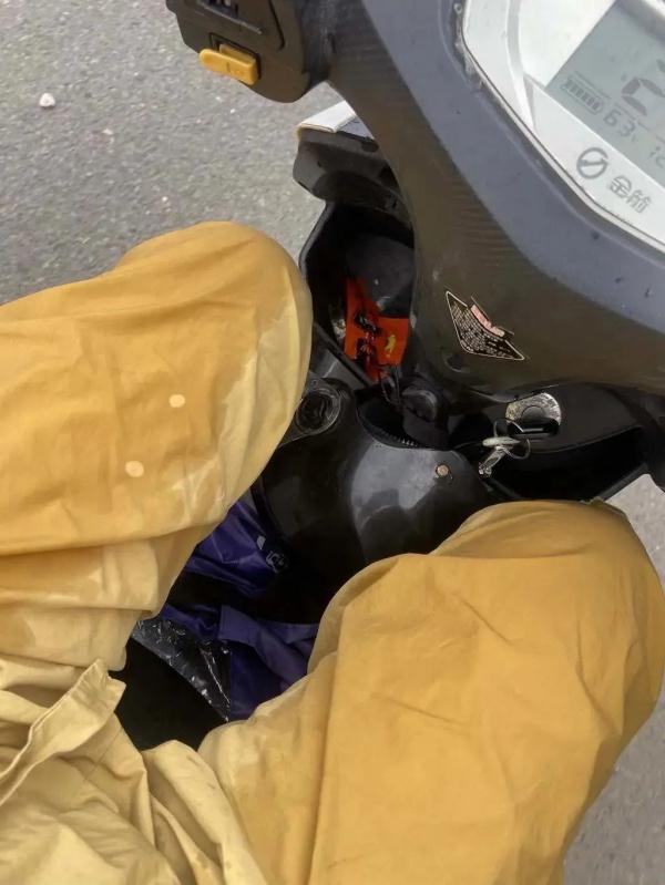 下雨天开车溅路人一身水，违法！