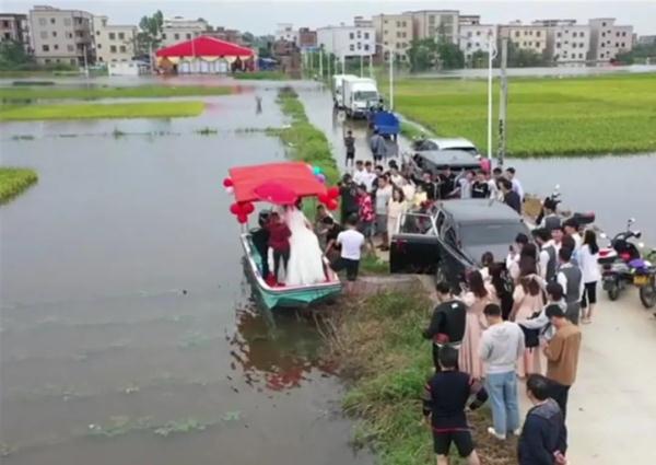 下暴雨就搞个“水上婚礼”,反正爱挡不住 下暴雨就搞个“水上婚礼”,反正爱挡不住