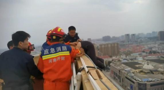 男子跳楼自杀被民警飞扑救下，开口第一句话：“哥们，你真猛！”