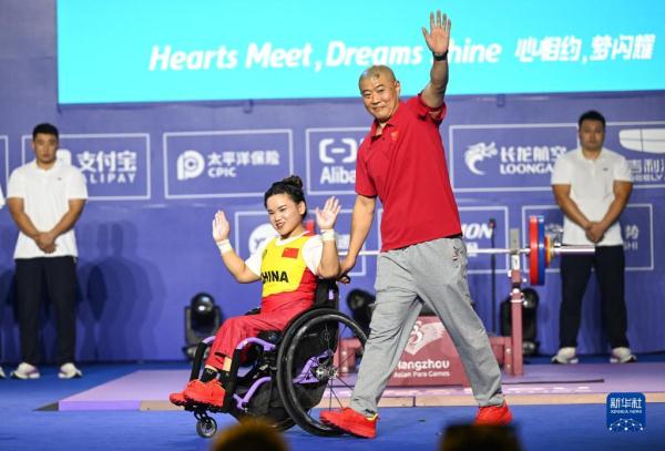 举重——女子41公斤级:郭玲玲夺冠 举重——女子41公斤级:郭玲玲夺冠