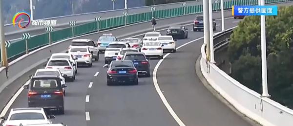 危险!男子高速公路上抢夺方向盘,原来是... 危险!男子高速公路上抢夺方向盘,原来是...